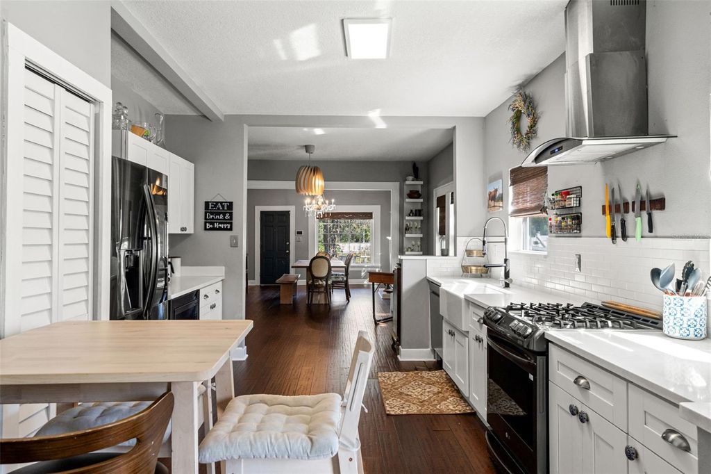 Image 16 of property listing at 905 E HANNA AVENUE, Tampa, FL 33604