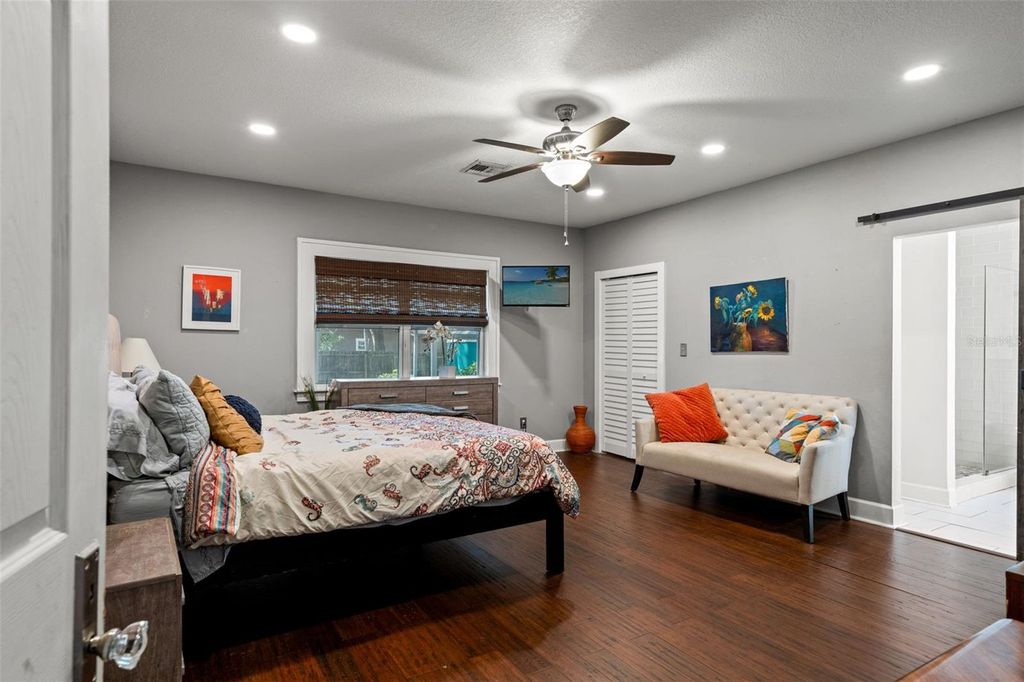 Image 17 of property listing at 905 E HANNA AVENUE, Tampa, FL 33604