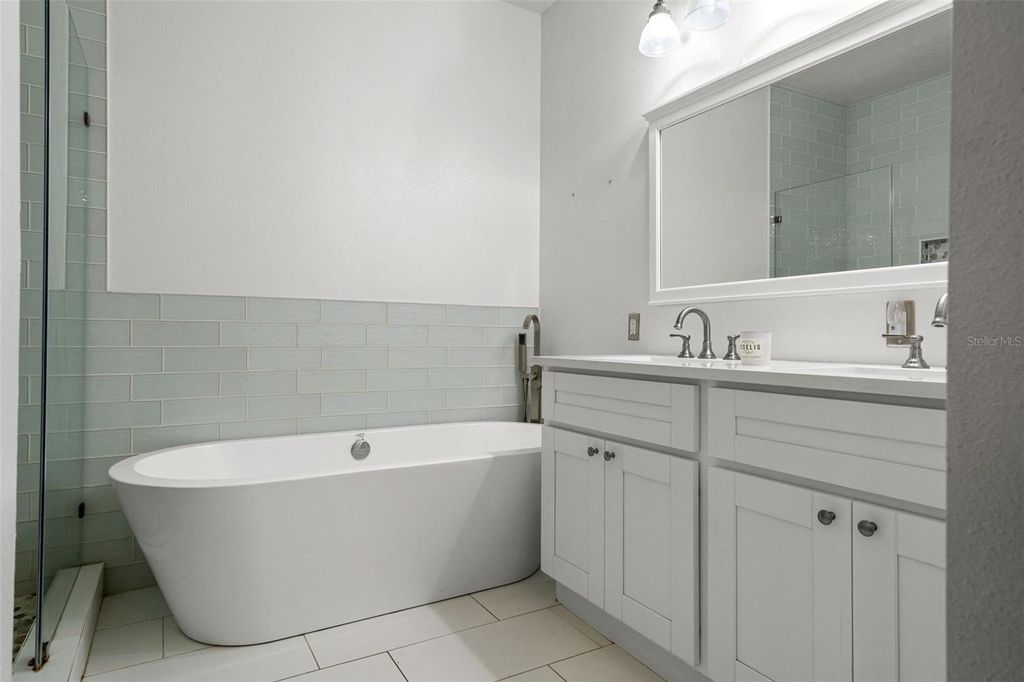 Image 18 of property listing at 905 E HANNA AVENUE, Tampa, FL 33604