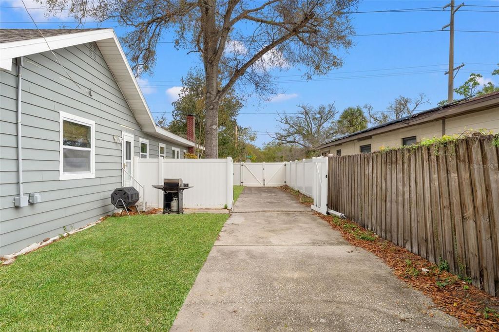 Image 32 of property listing at 905 E HANNA AVENUE, Tampa, FL 33604