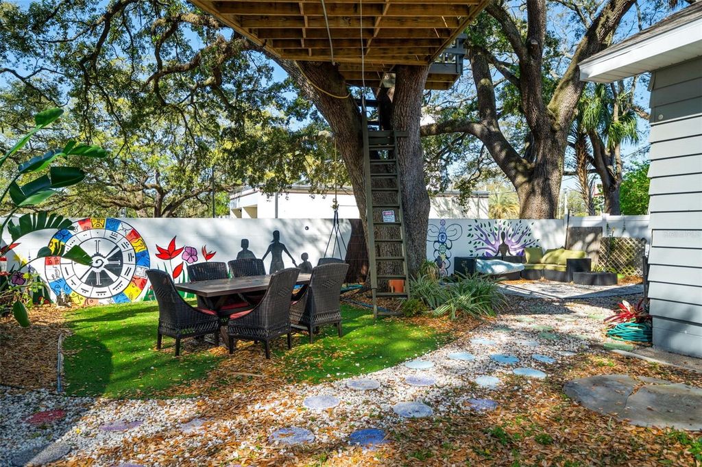 Image 33 of property listing at 905 E HANNA AVENUE, Tampa, FL 33604