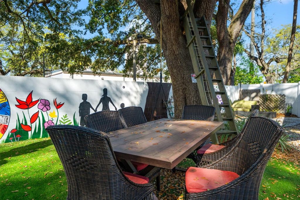 Image 34 of property listing at 905 E HANNA AVENUE, Tampa, FL 33604