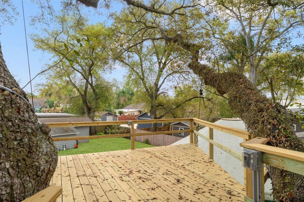 Image 36 of property listing at 905 E HANNA AVENUE, Tampa, FL 33604