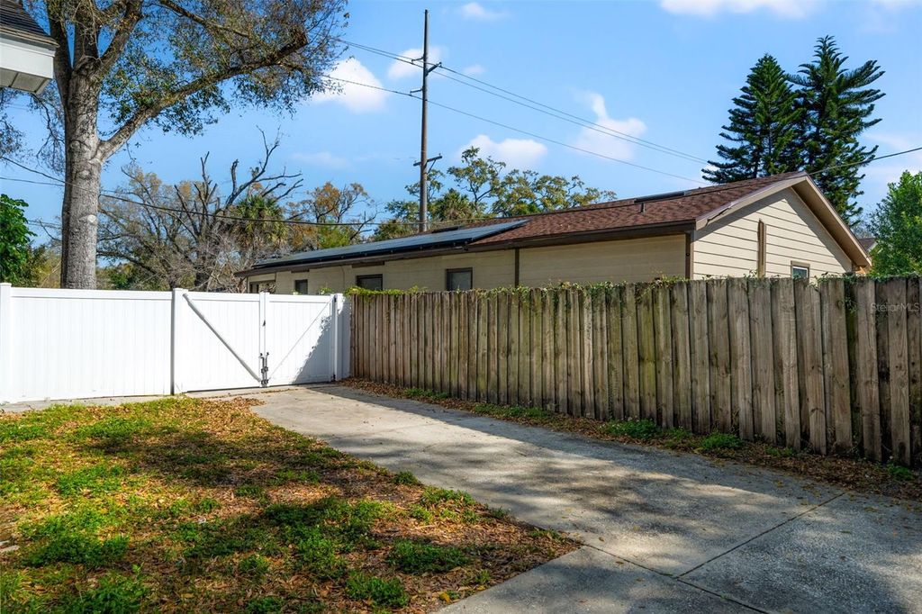 Image 38 of property listing at 905 E HANNA AVENUE, Tampa, FL 33604