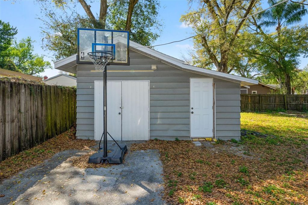 Image 40 of property listing at 905 E HANNA AVENUE, Tampa, FL 33604