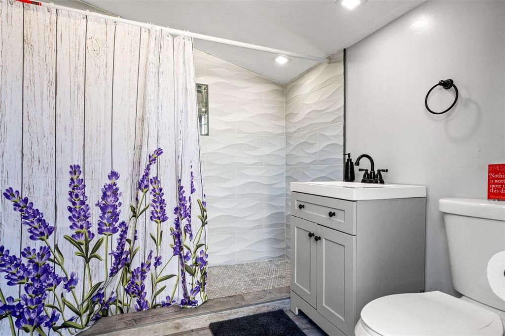 Image 41 of property listing at 905 E HANNA AVENUE, Tampa, FL 33604