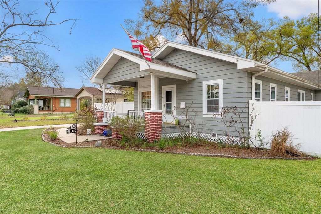 Image 42 of property listing at 905 E HANNA AVENUE, Tampa, FL 33604