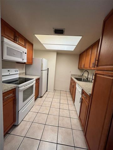 6043 VILLAGE CIRCLE 6043, Orlando, FL 32822