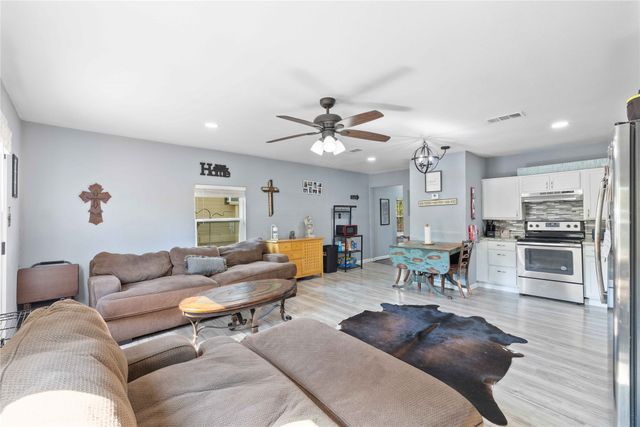 1005 S Mary Street, Comanche, TX 76442
