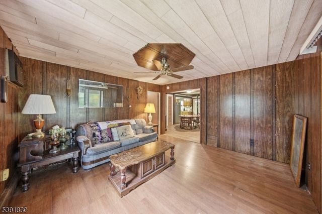 193 Monroe Trl, Hopatcong Boro, NJ 07843