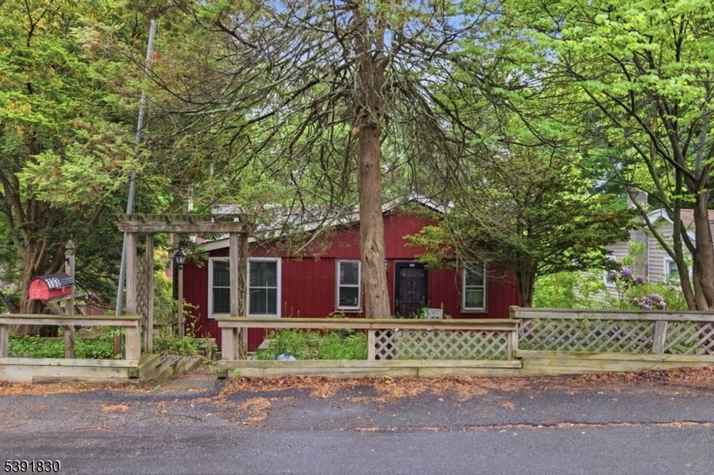 193 Monroe Trl, Hopatcong Boro, NJ 07843