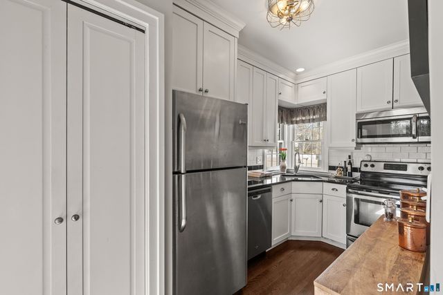 83 South Avenue APT C, New Canaan, CT 06840