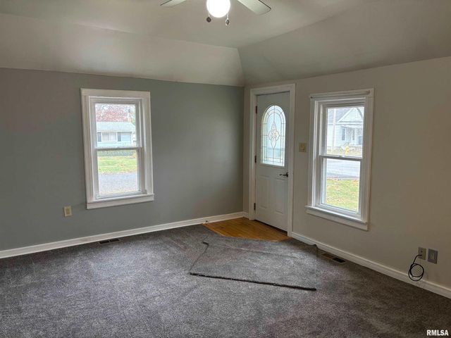 209 LOCUST Street, Jacksonville, IL 62650