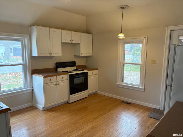 209 LOCUST Street, Jacksonville, IL 62650