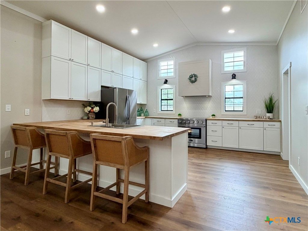 Image 16 of property listing at 209 Rice Road, Yoakum, TX 77995