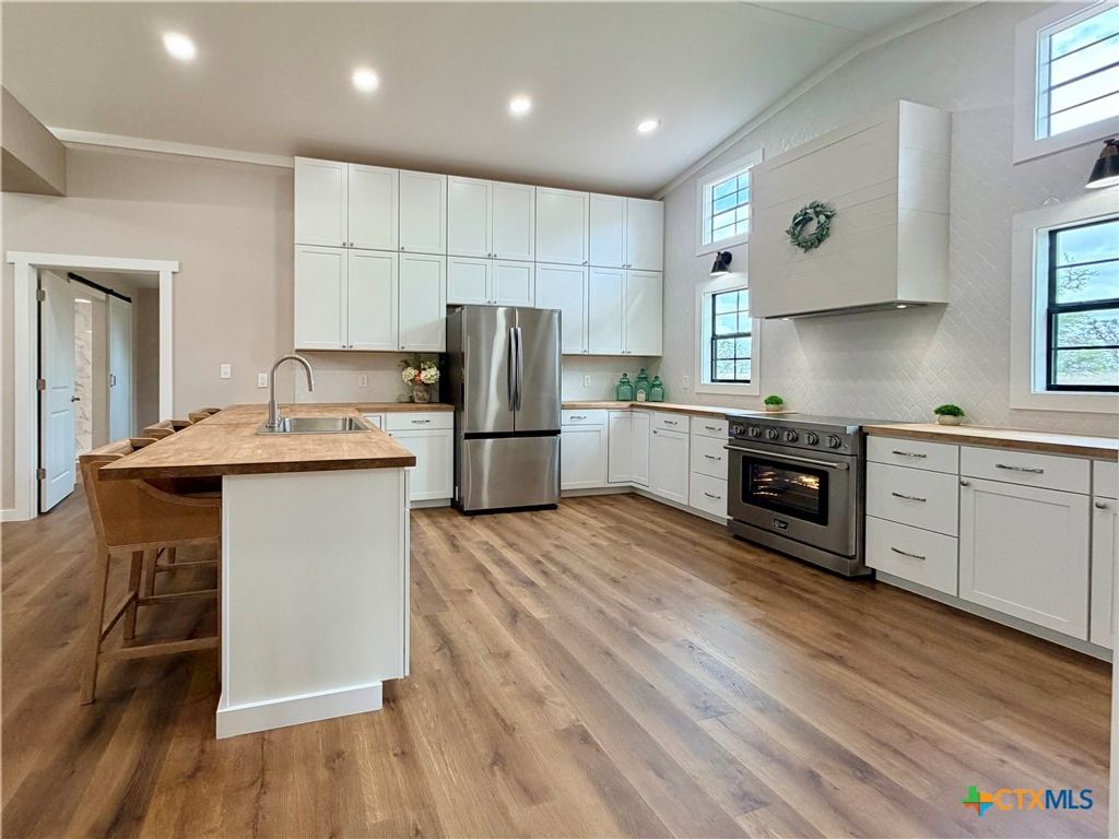Image 17 of property listing at 209 Rice Road, Yoakum, TX 77995