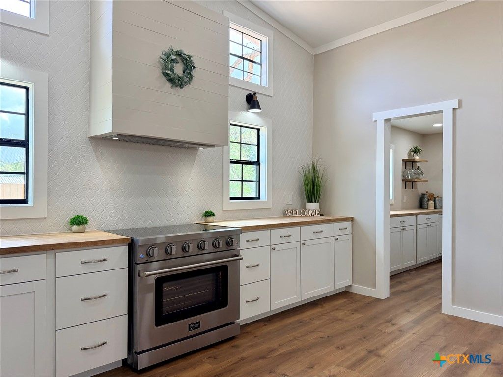 Image 19 of property listing at 209 Rice Road, Yoakum, TX 77995