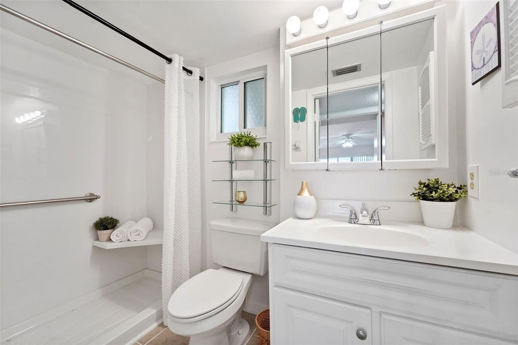 Image 14 of property listing at 801 83RD AVENUE N 107, St Petersburg, FL 33702