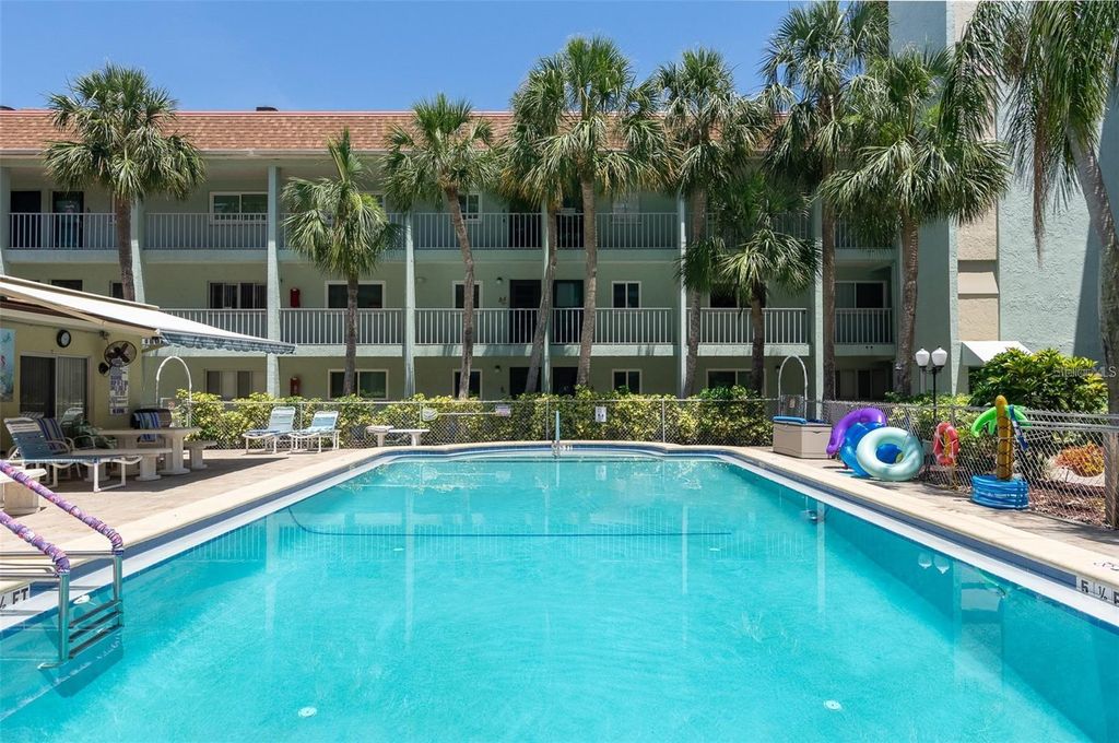 Image 16 of property listing at 801 83RD AVENUE N 107, St Petersburg, FL 33702