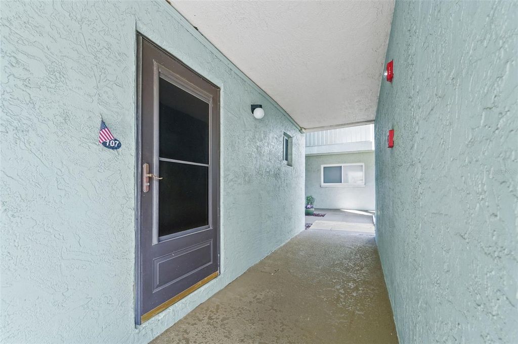 Image 3 of property listing at 801 83RD AVENUE N 107, St Petersburg, FL 33702