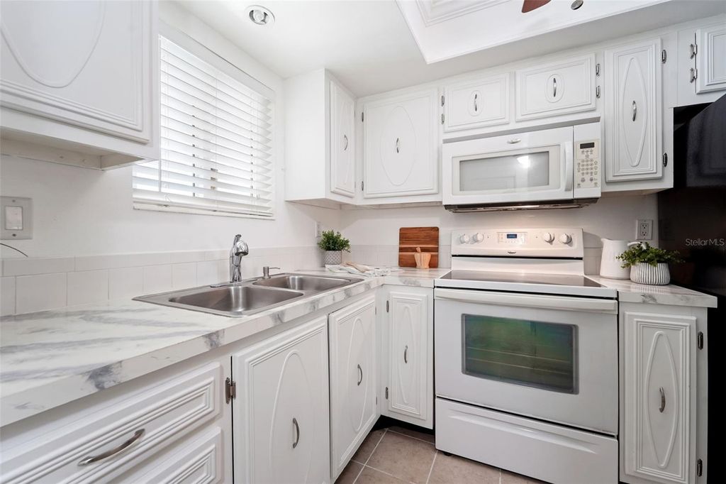 Image 7 of property listing at 801 83RD AVENUE N 107, St Petersburg, FL 33702