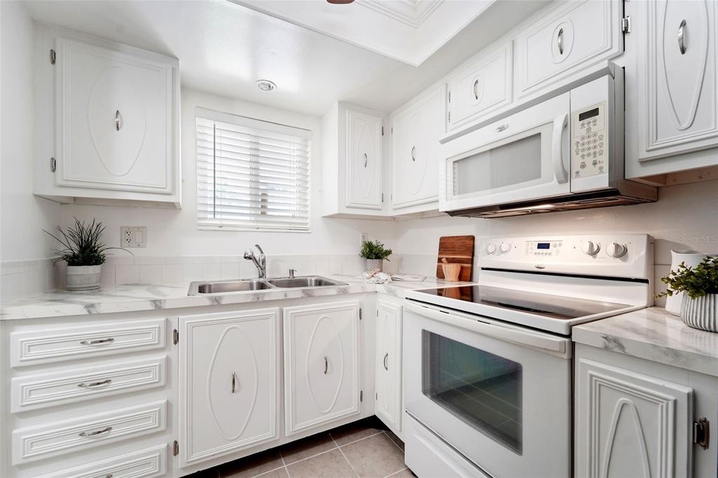 Image 9 of property listing at 801 83RD AVENUE N 107, St Petersburg, FL 33702