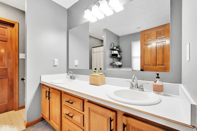 521 Glastonberry Lane, Mooresville, IN 46158