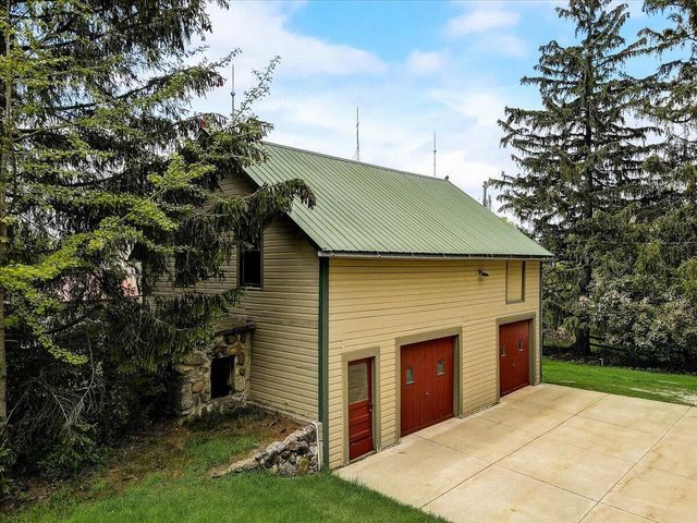 W310S7565 Arbor DRIVE, Mukwonago, WI 53149