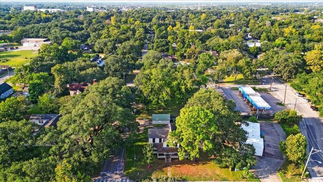 816 W Adoue Street, Alvin, TX 77511