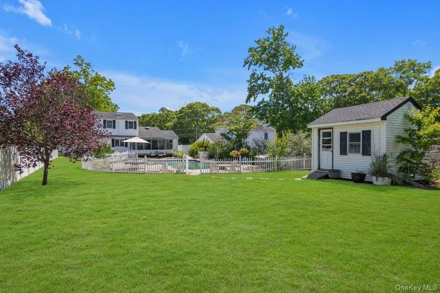 19 Laurelton Avenue, Lake Grove, NY 11755