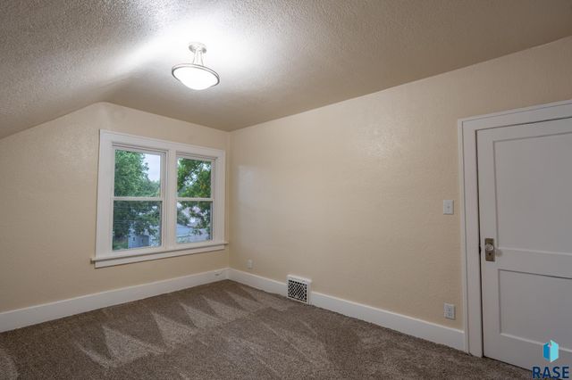 1911 S Walts Ave Avenue, Sioux Falls, SD 57105