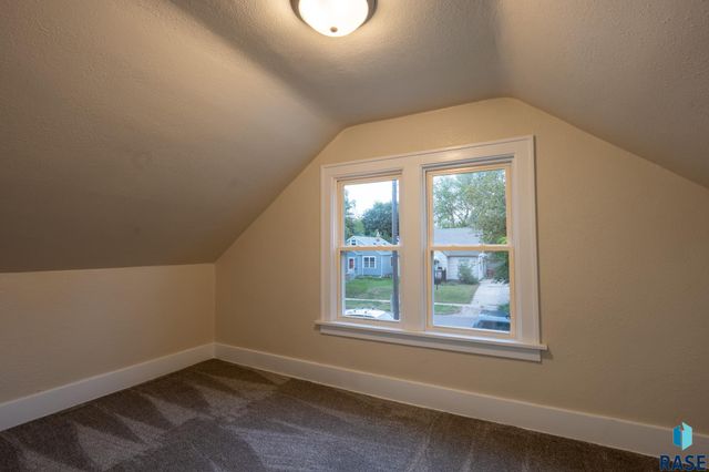 1911 S Walts Ave Avenue, Sioux Falls, SD 57105