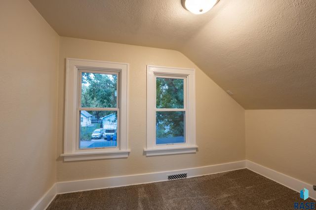 1911 S Walts Ave Avenue, Sioux Falls, SD 57105
