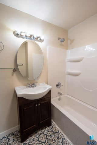 1911 S Walts Ave Avenue, Sioux Falls, SD 57105
