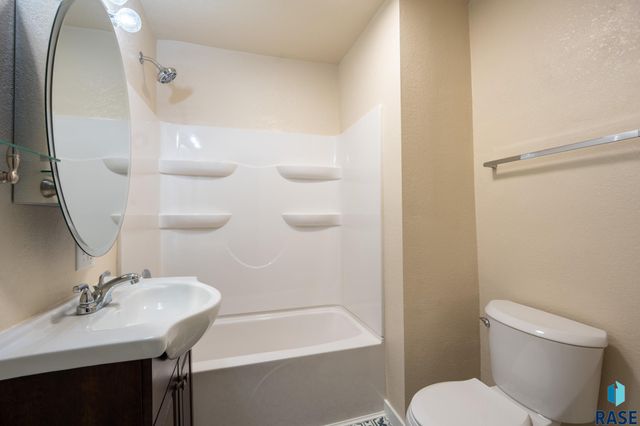1911 S Walts Ave Avenue, Sioux Falls, SD 57105