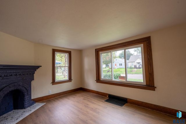 1911 S Walts Ave Avenue, Sioux Falls, SD 57105
