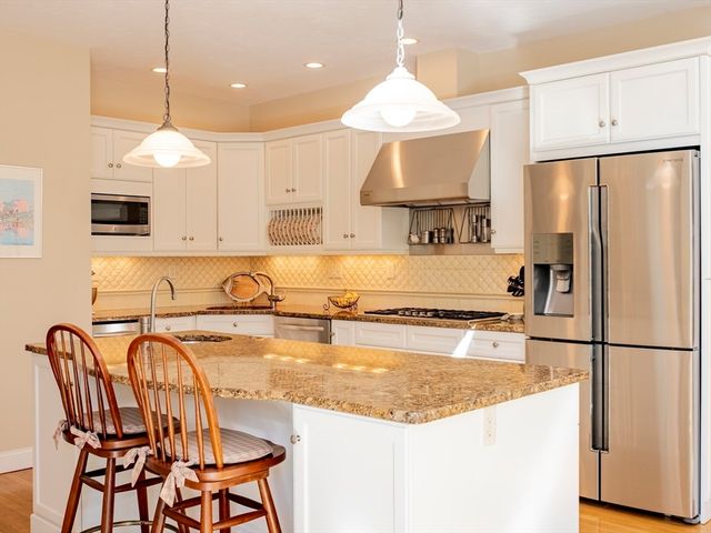 28 Watercourse Pl, Plymouth, MA 02360