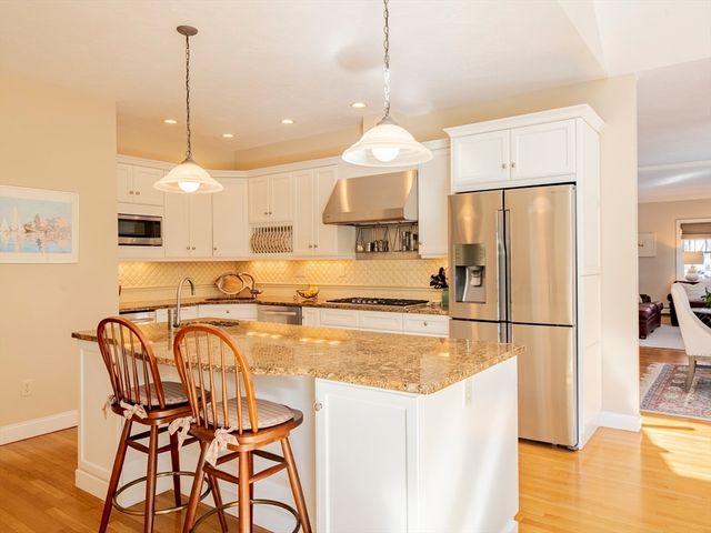 28 Watercourse Pl, Plymouth, MA 02360