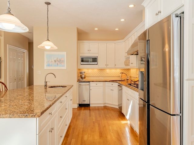 28 Watercourse Pl, Plymouth, MA 02360