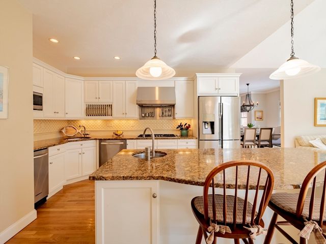 28 Watercourse Pl, Plymouth, MA 02360