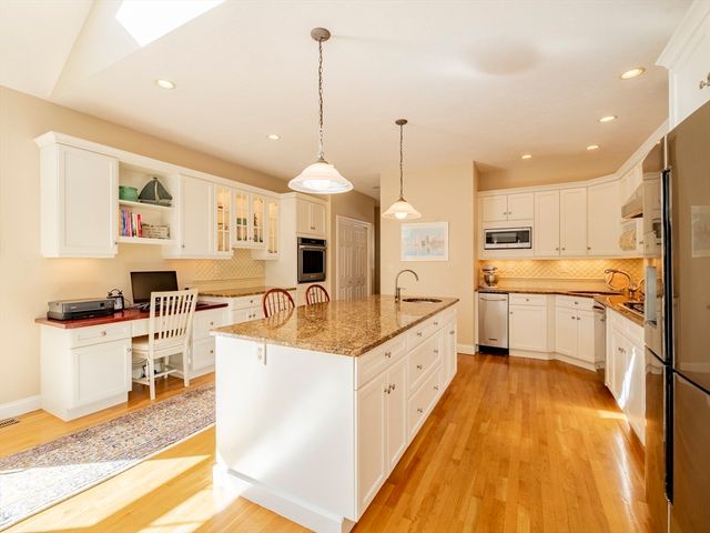 28 Watercourse Pl, Plymouth, MA 02360