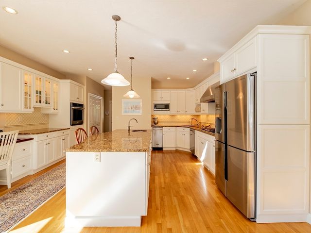 28 Watercourse Pl, Plymouth, MA 02360