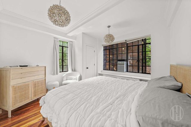320 E 42nd St Apt 718, New York City, NY 10017