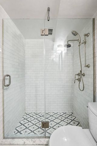 320 E 42nd St Apt 718, New York City, NY 10017