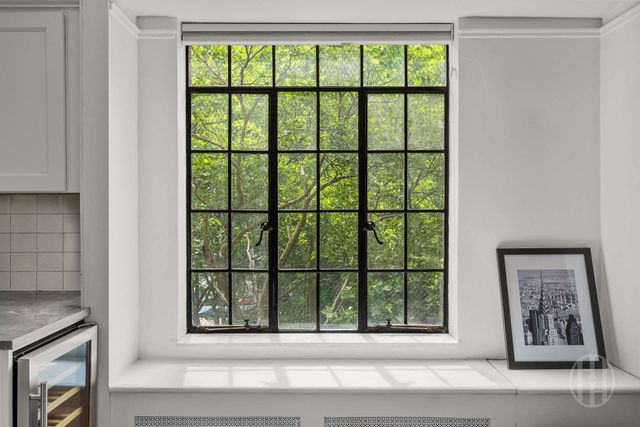 320 E 42nd St Apt 718, New York City, NY 10017