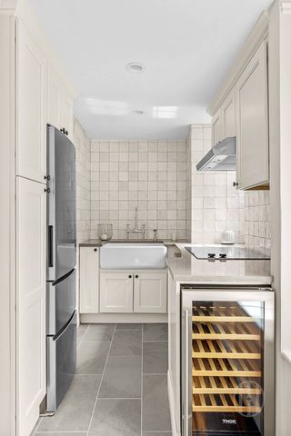 320 E 42nd St Apt 718, New York City, NY 10017