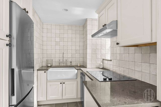 320 E 42nd St Apt 718, New York City, NY 10017