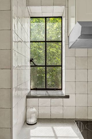 320 E 42nd St Apt 718, New York City, NY 10017