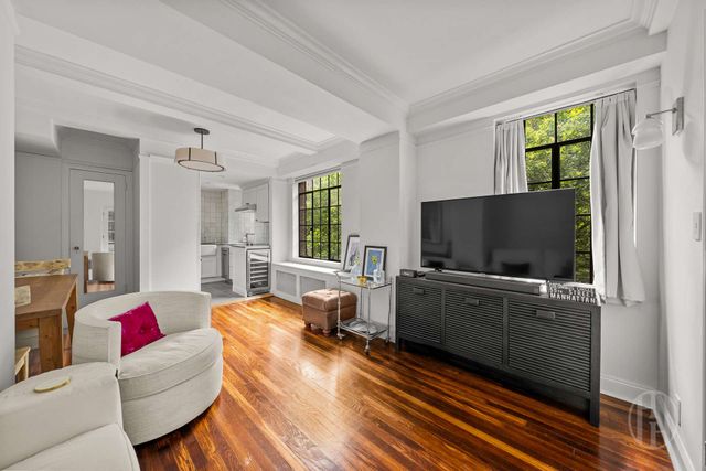 320 E 42nd St Apt 718, New York City, NY 10017