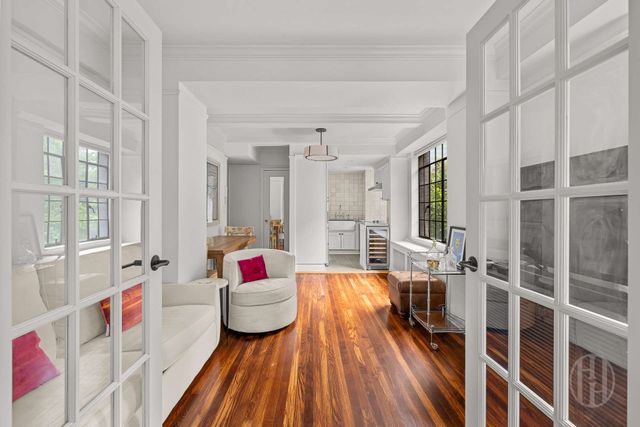 320 E 42nd St Apt 718, New York City, NY 10017